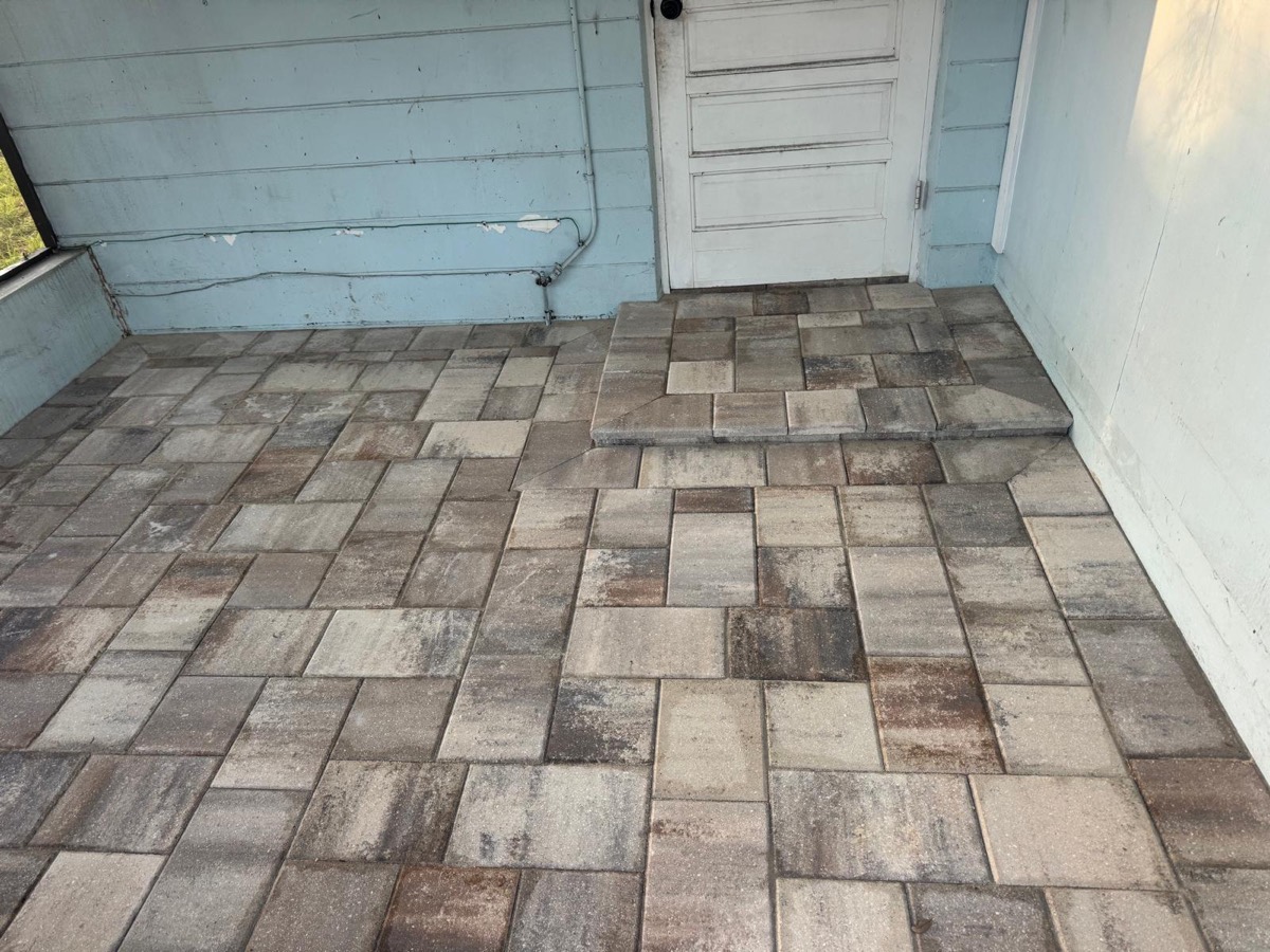Covered patio in tan-blend pavers